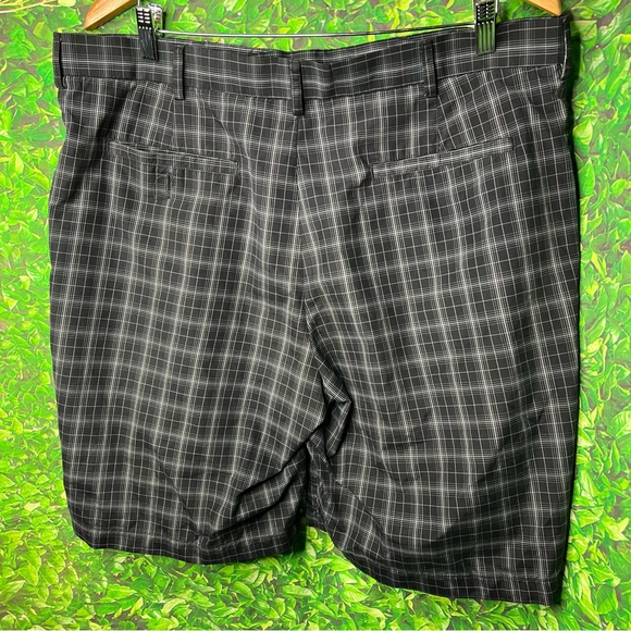 Ben Hogan Performance Men's Flat Front Golf Shorts Size 38 Black Plaid - Picture 2 of 9
